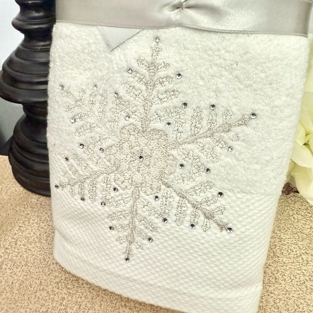 NWT Set of 2 Shimmering Rhinestone SNOWFLAKE Turkish Bathroom Hand Towels